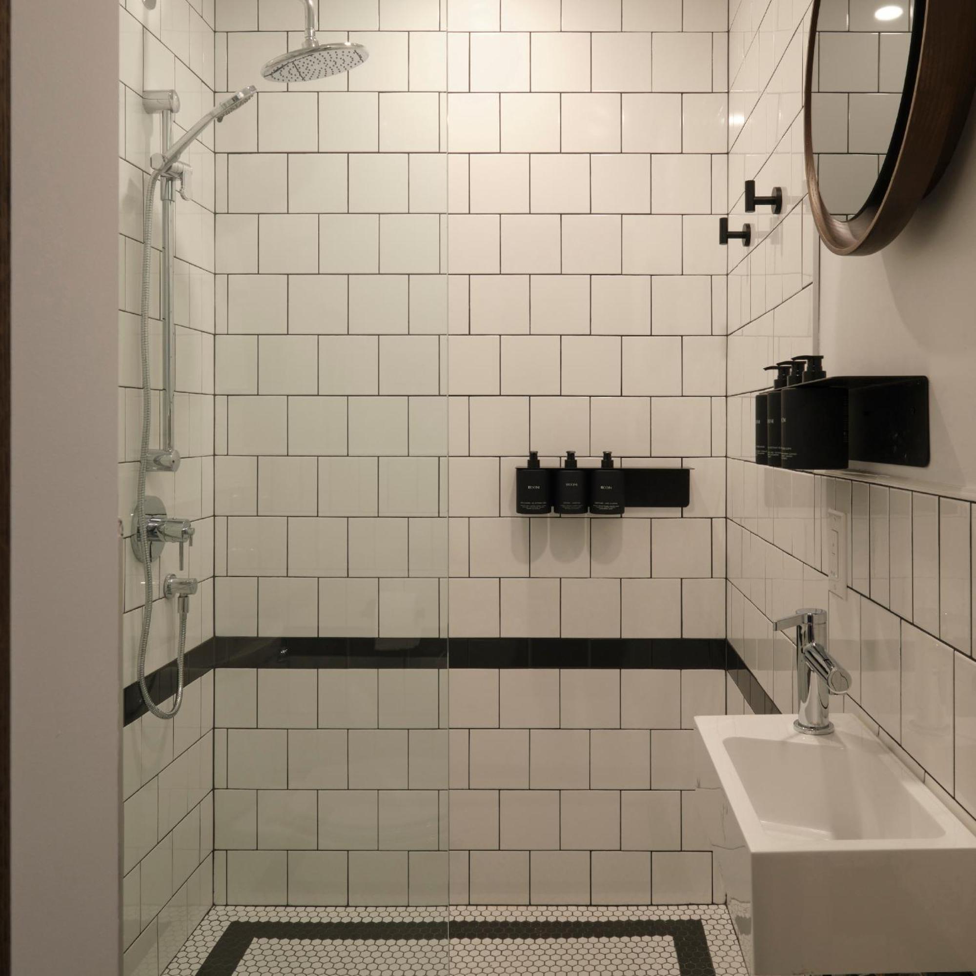 Queen Room,1536652309:JPEG